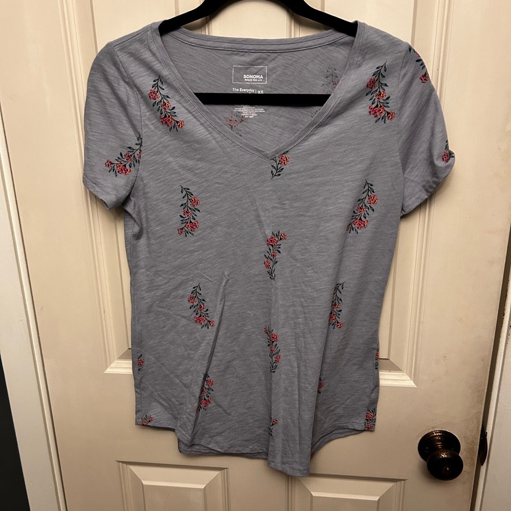 Sonoma Women's Light Gray Floral V-Neck Tee